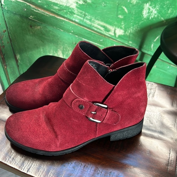 Ellie Tahari Jarrett red buckle booties size 7 - Picture 1 of 7
